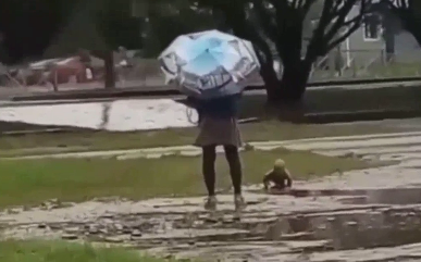 التحقيق بفيديو سيدة تقف بجوار طفل عارٍ تحت المطر
